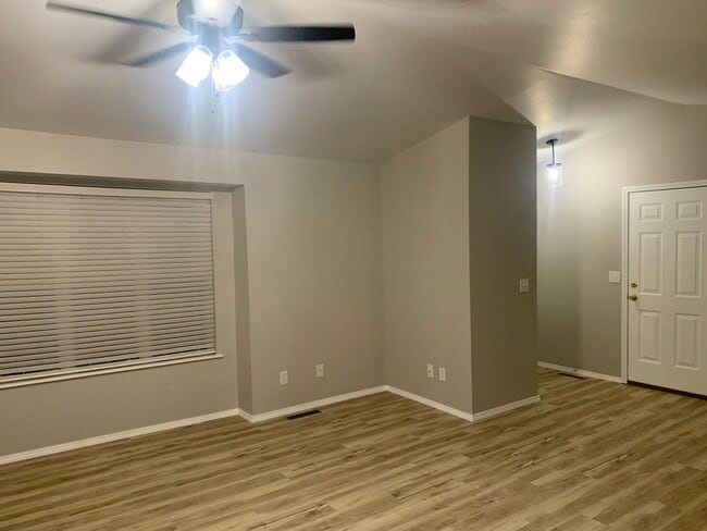 Building Photo - Beautiful updated 3 Bedroom 2 Bathroom Hom...