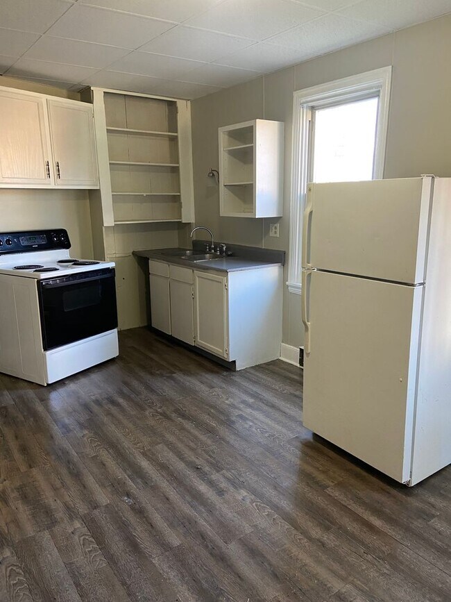Building Photo - 2 Bedroom, 1 Bath House (3 blocks North of...