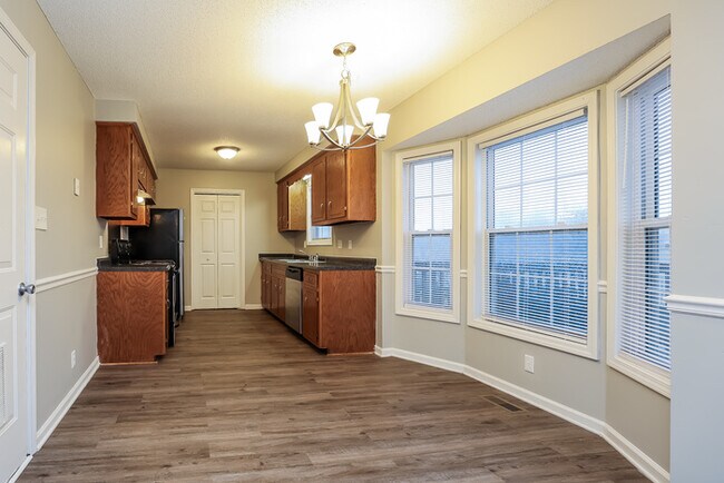 Building Photo - Charming 3 Bedroom with Fenced-In Backyard!