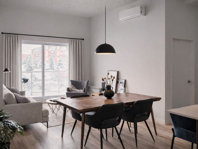 Building Photo - Evol