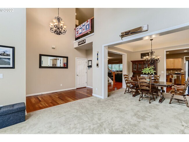Building Photo - 6Bd/4Ba 3 Level Home in Tigard ~ 3 Car Gar...