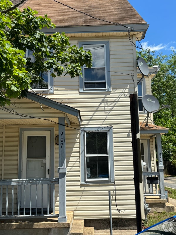 Building Photo - 907 Buck St