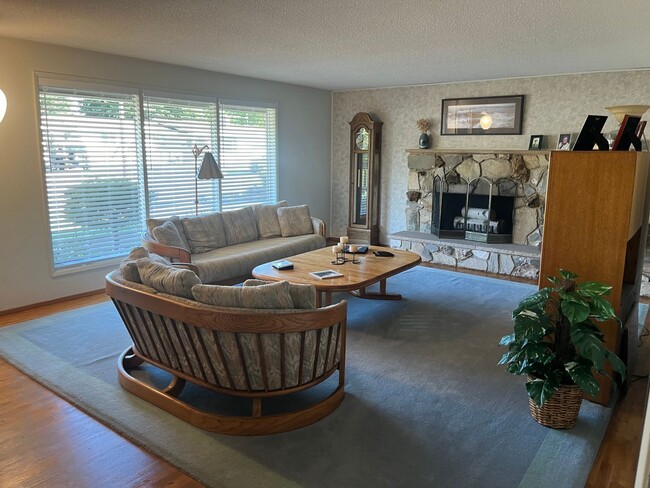 Building Photo - Nice 3 bedroom 2 bath home in Central Point