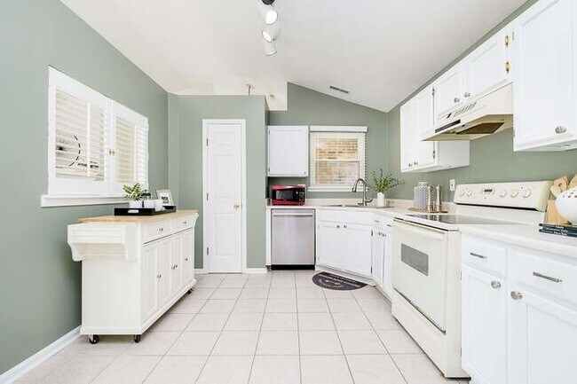 Foto del edificio - 7675 Waterwood Dr