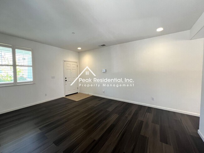 Building Photo - Spacious 4bd/2.5ba Sacramento Home!