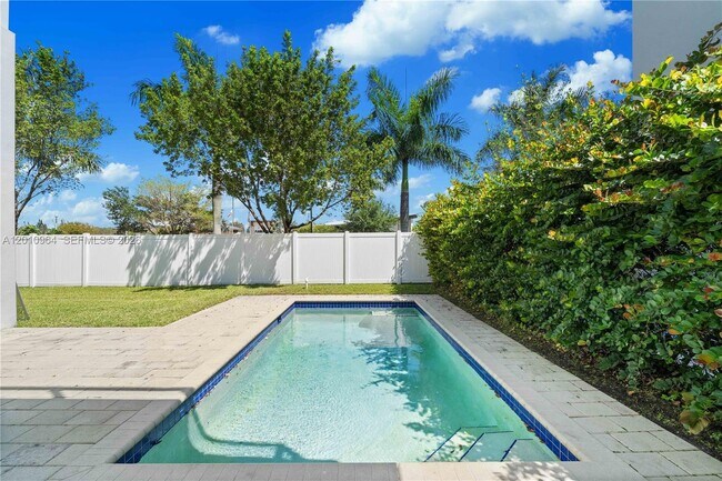 Foto del edificio - 9915 NW 75th St