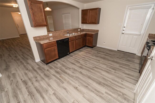 Building Photo - 2121 Middle Rdg Dr