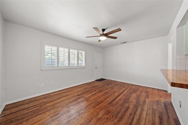 Building Photo - 2108 Maple Ave