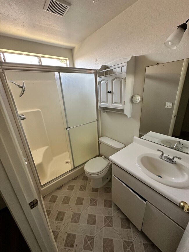 Foto del edificio - 1359 Dove St