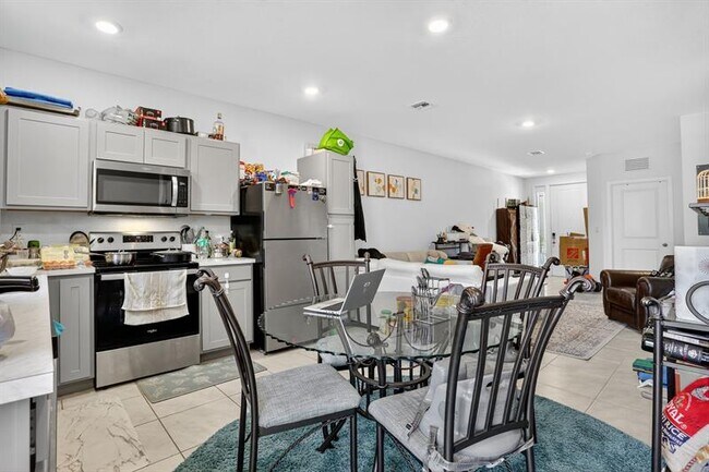 Foto del edificio - 376 NW 8th Ct