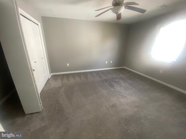 Building Photo - 880 W Oak St