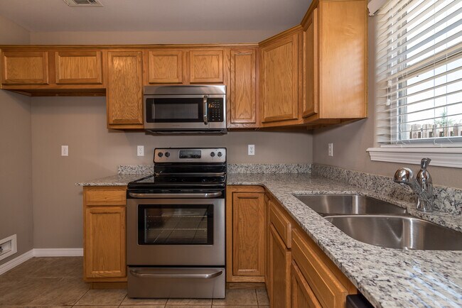 Building Photo - 903 SW Castlewood