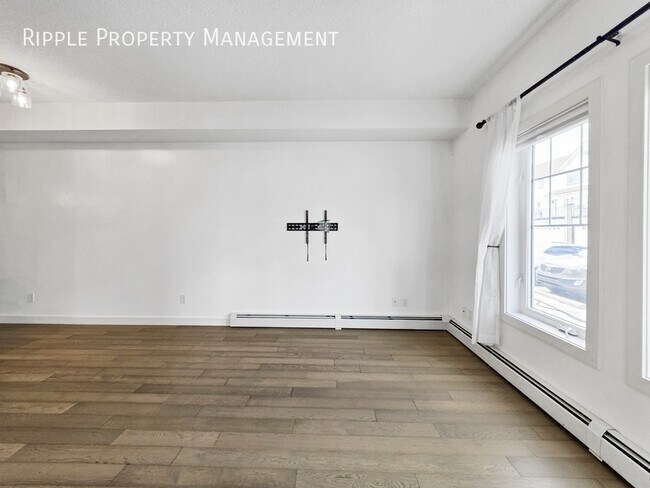 Photo du bâtiment - DESIRABLE 2 BEDS, 2 BATHS CONDO UNIT | CONVENIENCE RIGHT BY ROYAL OAK CENTRE