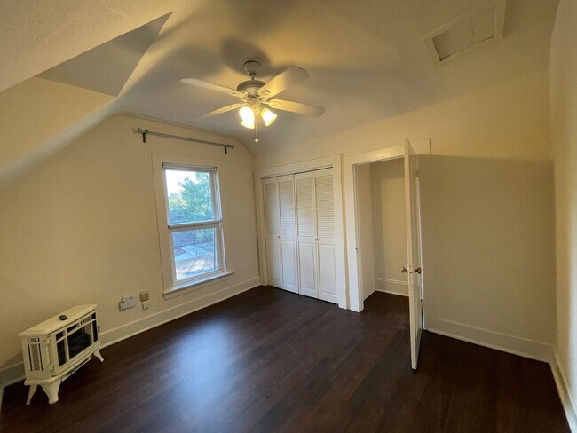 Building Photo - Sweet 2/1 Upstairs Victorian Apartment - 3...