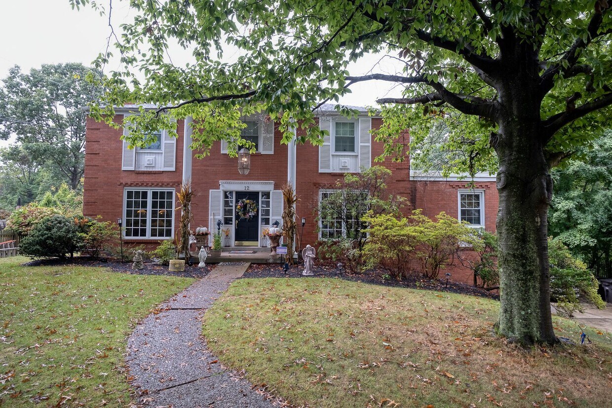 Primary Photo - 4 Bedroom 3 1/2 Bath retreat with heated p...