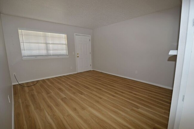 Building Photo - 1 Bed 1 Bath Apartment in the Mesta Park A...