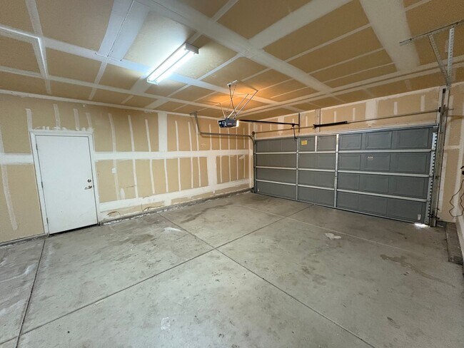 Foto del edificio - Spacious NW Visalia Home w/ Split Floor Plan!
