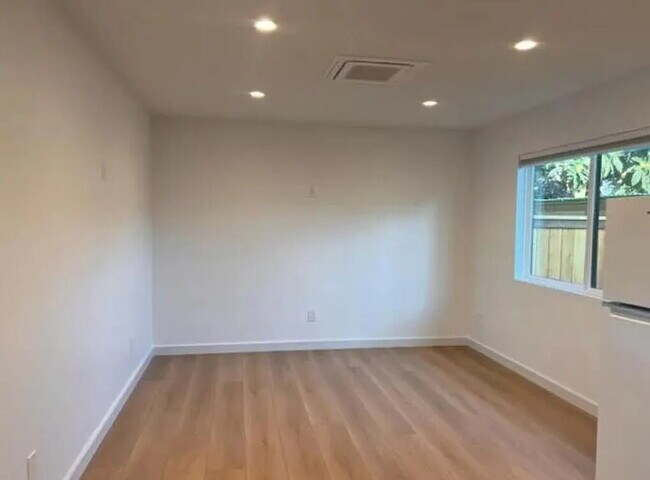 Foto del edificio - This 1BD/1BA Santa Barbara Bungalow sits i...