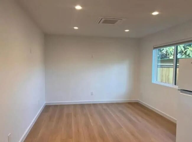 Building Photo - This 1BD/1BA Santa Barbara Bungalow sits i...