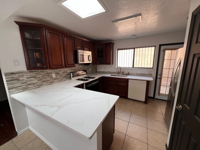 Building Photo - UNSER/LADERA 2 Bedroom  2 Bath  2 car gara...