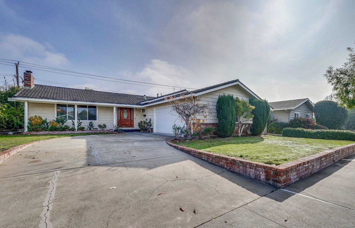 Foto principal - Updated 3 Bedroom 2 Bath Home - Top Cupert...