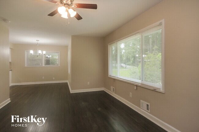 Building Photo - 1855 Shamrock Dr