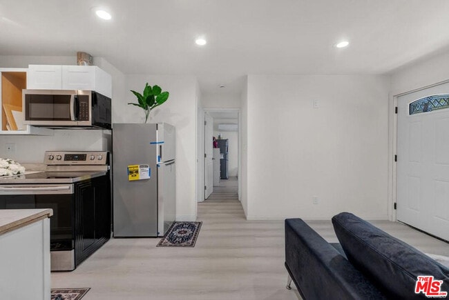 Foto del edificio - 7705 Baird Ave