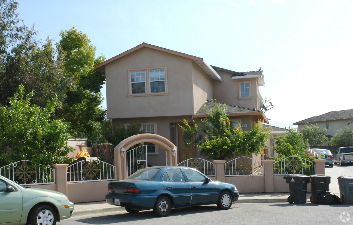 Foto del edificio - 16680 A,B San Tomas Ln