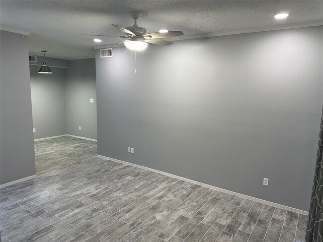 Foto del edificio - 7037 N Holiday Dr