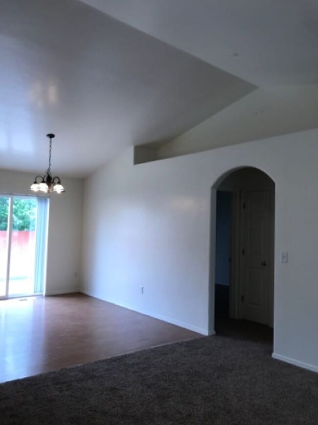 Building Photo - 555 Parkwood Dr