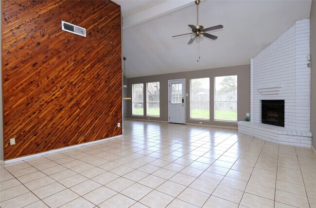 Foto del edificio - 15670 Pebble Lake Dr