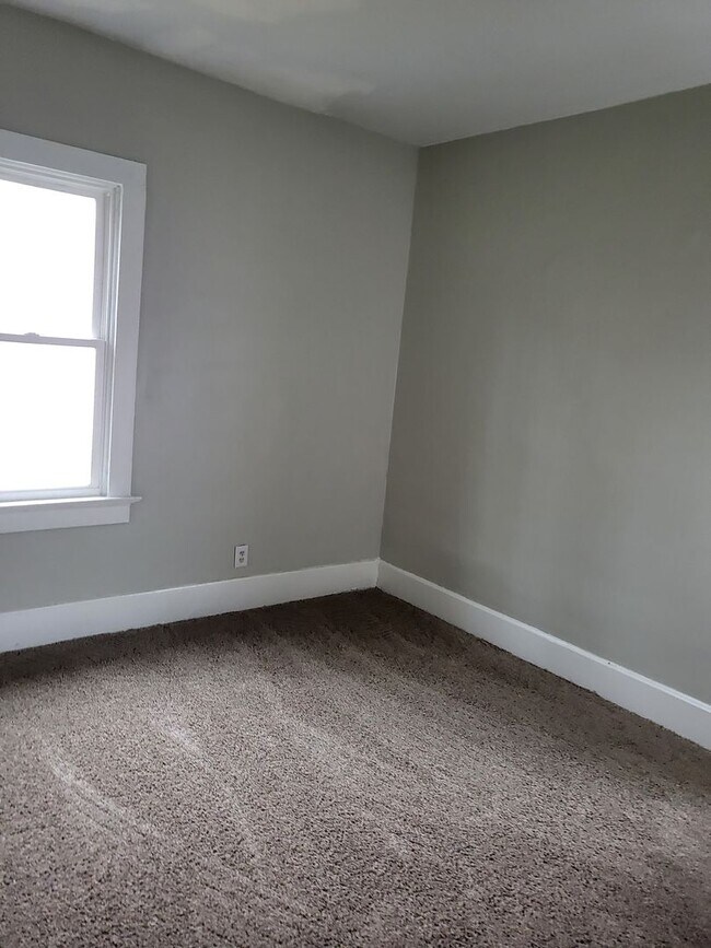Building Photo - 4 Bed 1 bath - EHA Approved!
