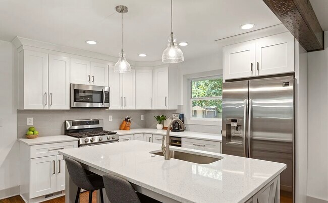 Foto del edificio - 2129 Kensington Gates Dr NW