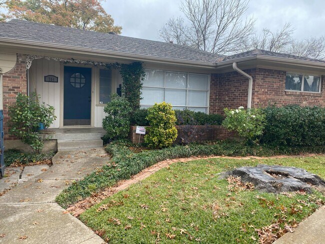 Photo - 704 Downing Dr House