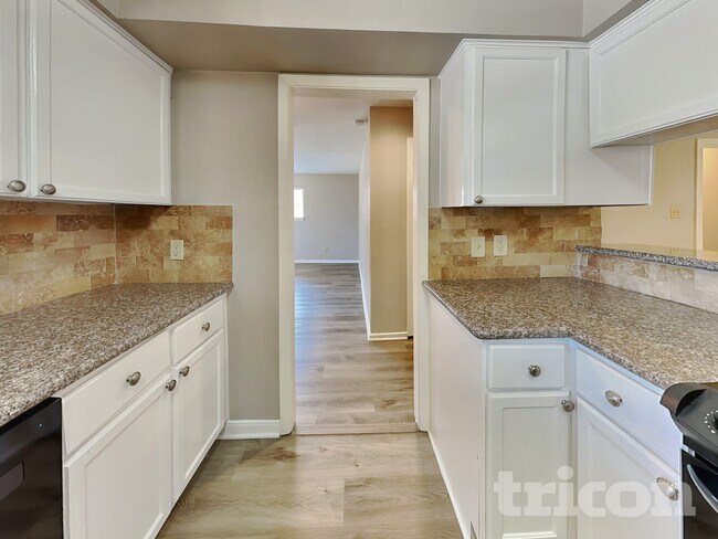 Foto del edificio - 5619 Nina Lee Ln