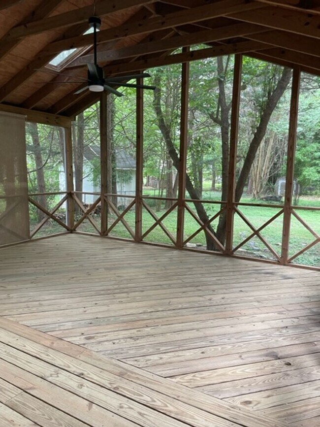 Foto del edificio - 7705 Surreywood Pl