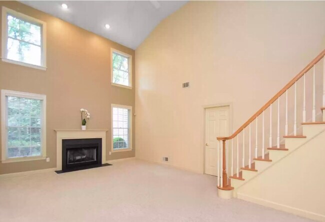 Building Photo - 4658 Pinehurst Cir