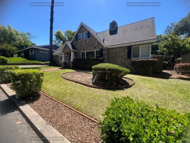 Building Photo - "Wine Country Living at Its Finest – 5BR R...