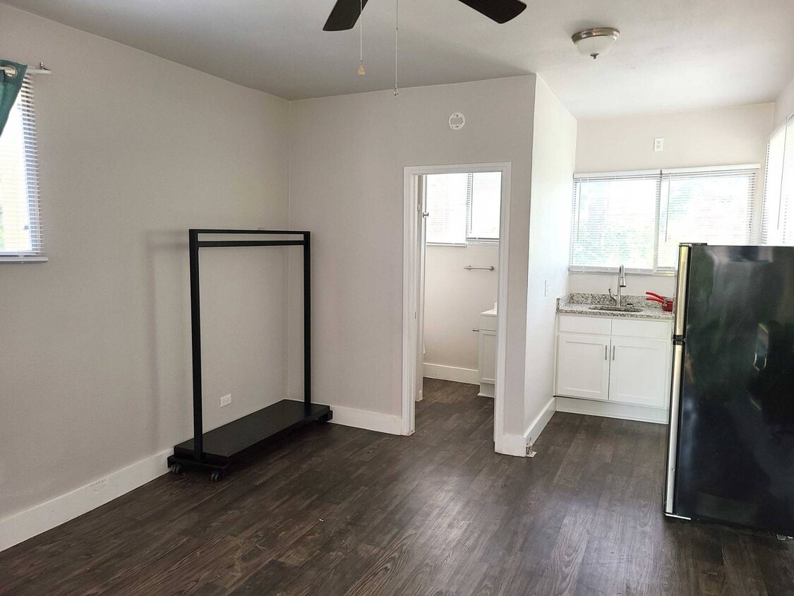 Primary Photo - 1405 Moore St