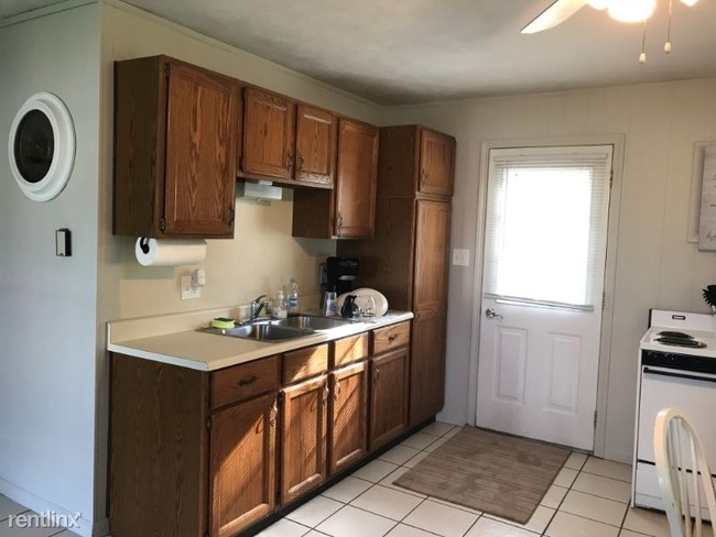 Building Photo - 2 br, 1 bath House - 5184 Silver Shores Lane