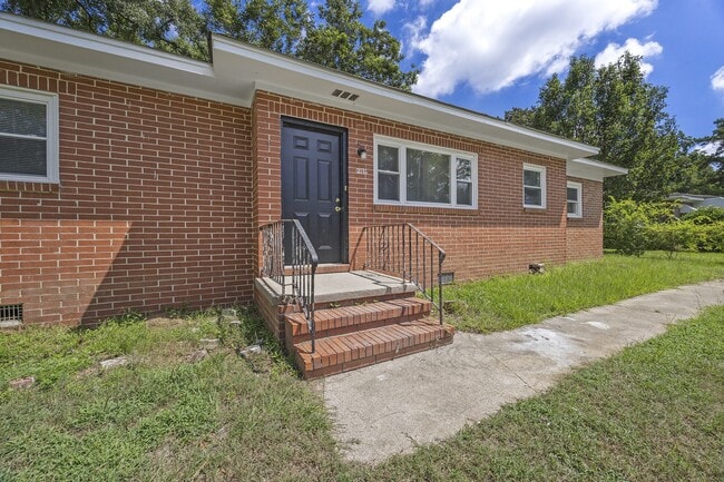 Building Photo - 2715 Bob O Link Dr