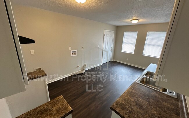 Foto del edificio - 3791 Black Forest Dr