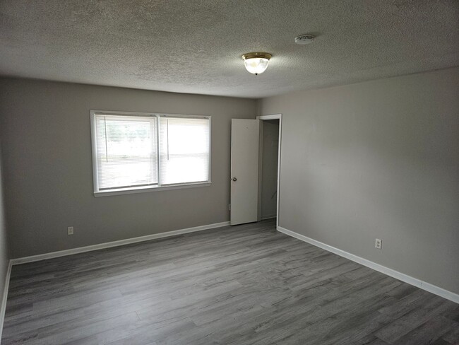 Building Photo - 2br/1ba apartment off Hwy 401. New paint a...