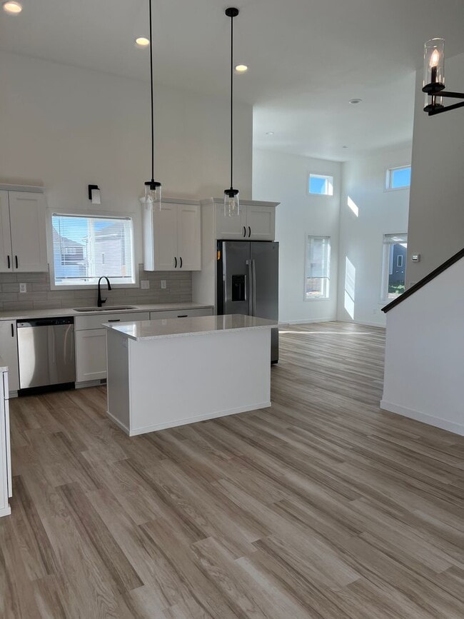 Building Photo - 4 Bed 3 Bath Single Family Home