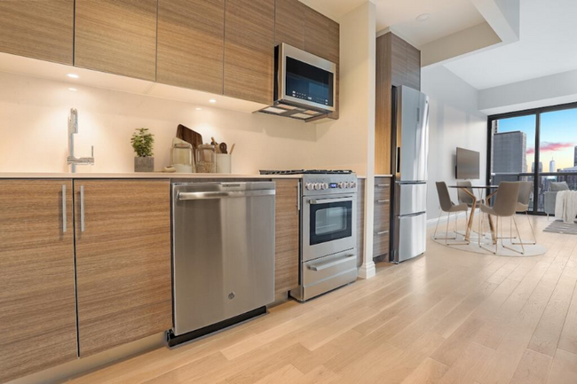 Foto del edificio - 245 W 48th St