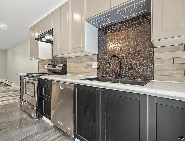 Foto del edificio - "Spacious 3-Bed, 2-Bath Condo Retreat in P...
