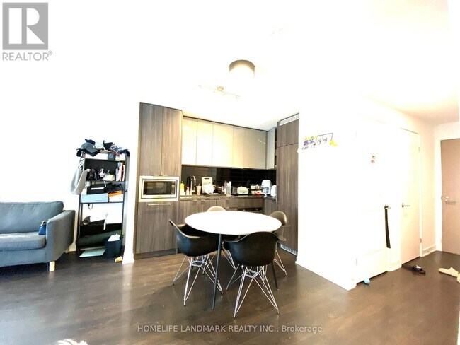 Photo du bâtiment - 125 Blue Jays Way