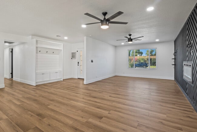 Foto del edificio - 2166 E Greenway Dr