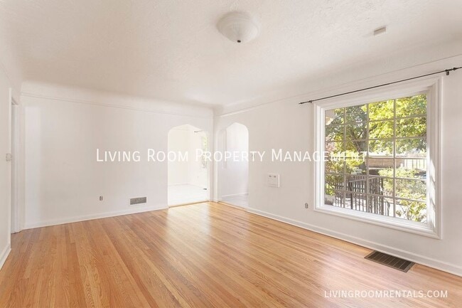 Foto del edificio - 5026 N Commercial Ave