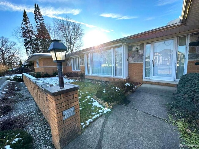 Building Photo - 6615 Fairwood Dr